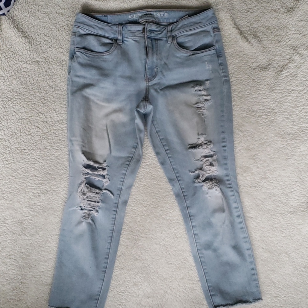 American Eagle light wash distressed jegging
